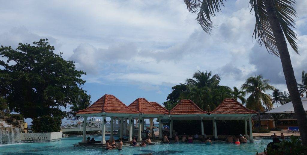 Swim up pool bar