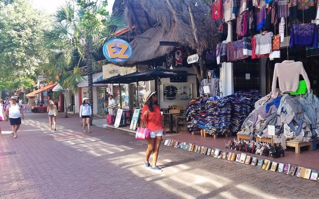 Shopping in Avenida Quinta, Mexico