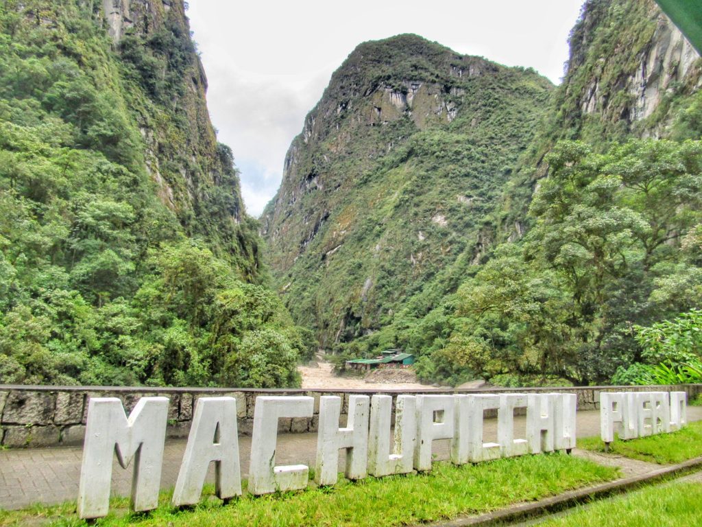 Sign og Machu PIcchu Town_Aguas Calientes_Peru